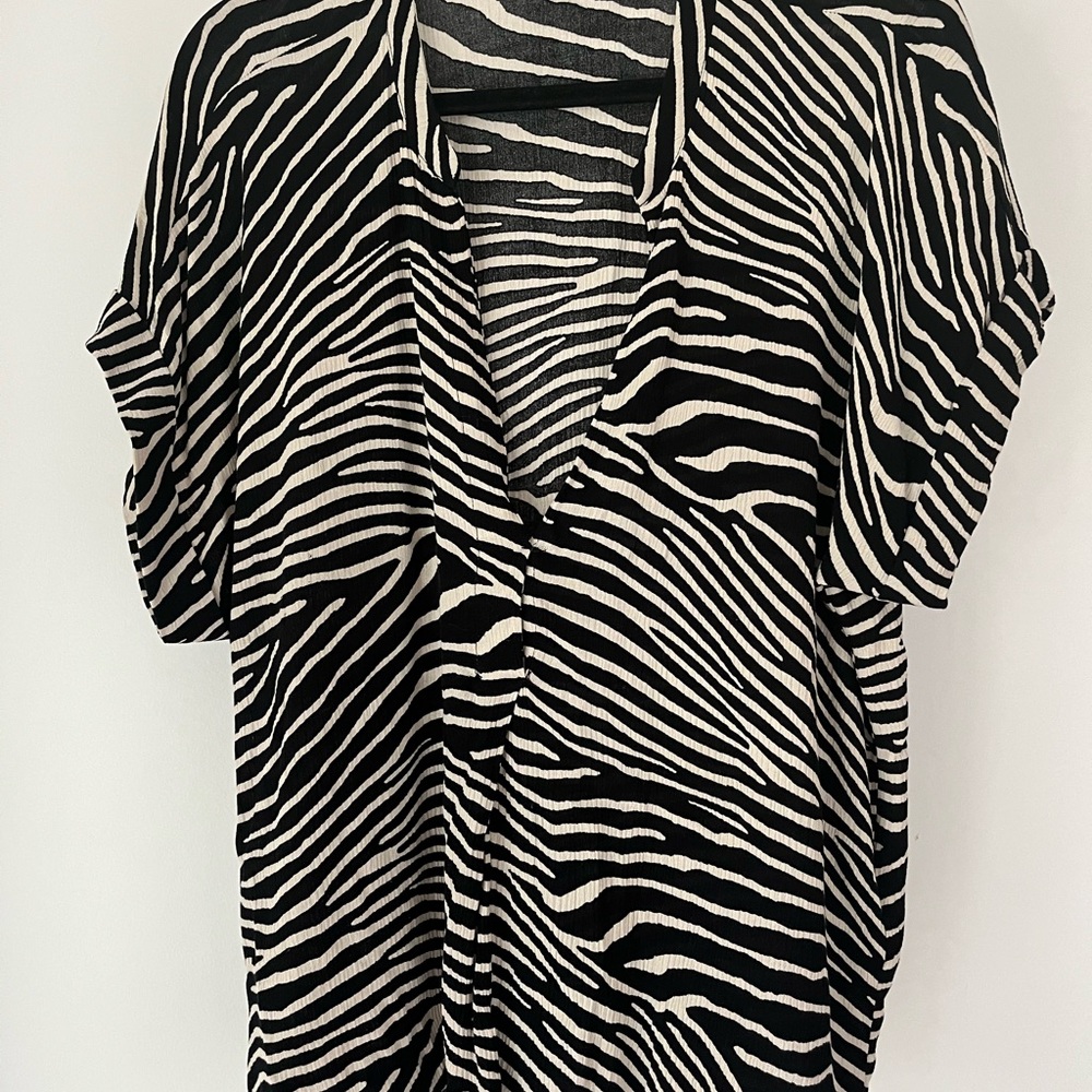 H&M short sleeved zebra blouse in perfect condition